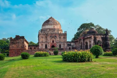 Delhi, Hindistan 'daki Lodi Gardens şehir parkındaki Sheesh Gumbad mezarı.