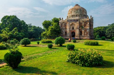 Delhi, Hindistan 'daki Lodi Gardens şehir parkındaki Sheesh Gumbad mezarı.