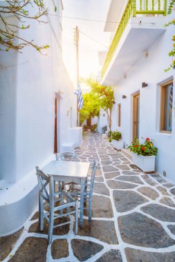 Yunanistan 'ın Paros Adası' ndaki Naousa şehir caddesi