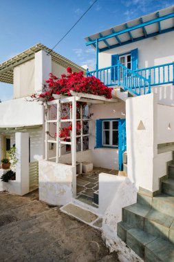 Yunanistan 'ın Paros Adası' ndaki Naousa şehir caddesi