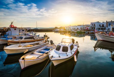 Naousa limanında balıkçı tekneleri. Paros Adası, Yunanistan