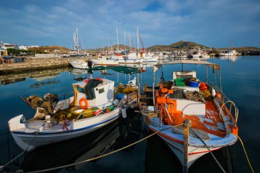 Naousa limanında balıkçı tekneleri. Paros Adası, Yunanistan