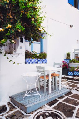 Yunanistan 'ın Paros Adası' ndaki Naousa şehir caddesi