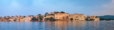 Günbatımı manzaralı Udaipur Şehir Sarayı. Udaipur, Hindistan