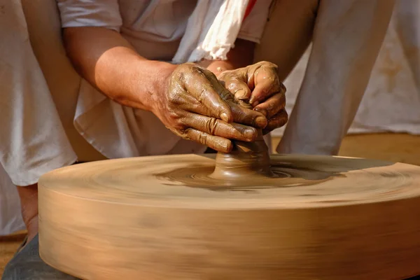Cerámica - hábiles manos mojadas de alfarero dando forma a la arcilla en la rueda de alfarero. Olla, jarrón lanzando. Fabricación de artesanía tradicional tazón indio, tarro, olla, jarra. Shilpgram, Udaipur, Rajastán, India — Foto de Stock
