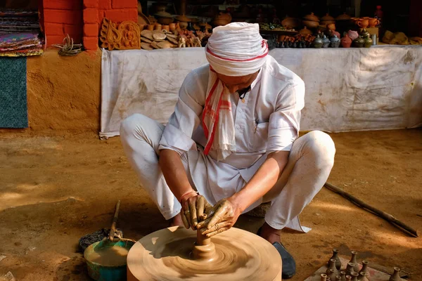 Alfarero indio en el trabajo, Shilpagram, Udaipur, Rajastán, India — Foto de Stock