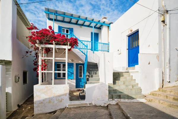 Rua pitoresca da cidade de Naousa na ilha de Paros, Grécia — Fotografia de Stock