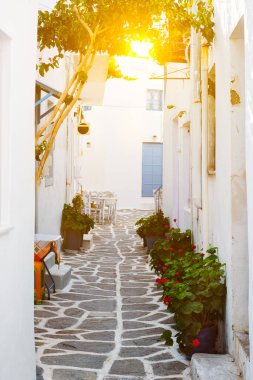 Yunanistan 'ın Paros Adası' ndaki Naousa şehir caddesi