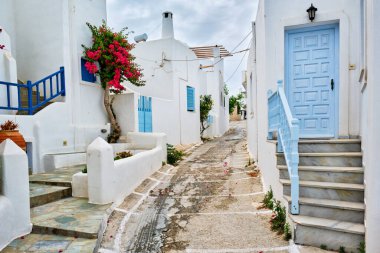 Yunanistan 'ın Paros Adası' ndaki Naousa şehir caddesi
