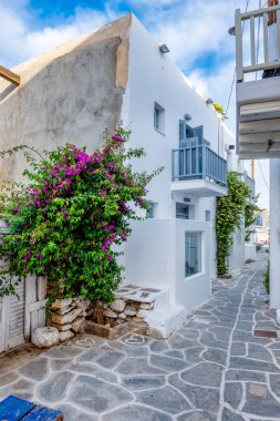 Yunanistan 'ın Paros Adası' ndaki Naousa şehir caddesi