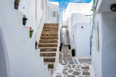 Yunanistan 'ın Paros Adası' ndaki Naousa şehir caddesi