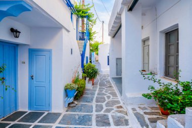 Yunanistan 'ın Paros Adası' ndaki Naousa şehir caddesi