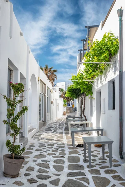 Rua pitoresca da cidade de Naousa na ilha de Paros, Grécia — Fotografia de Stock