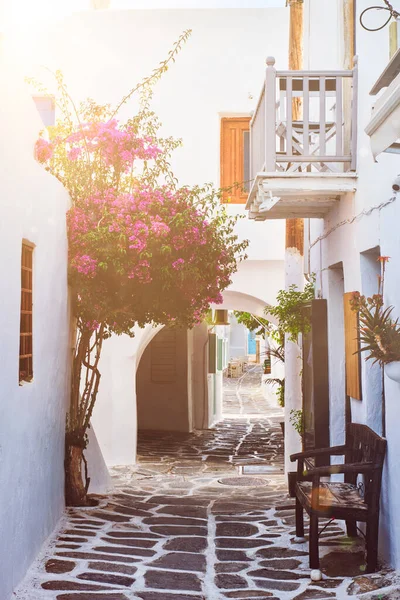 Schilderachtige straat van Naousa op het eiland Paros, Griekenland — Stockfoto