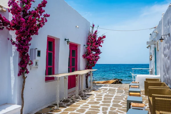 Rua pitoresca da cidade de Naousa na ilha de Paros, Grécia — Fotografia de Stock