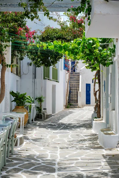 ギリシャ、パロス島の絵のようなナウサ町の通り — ストック写真