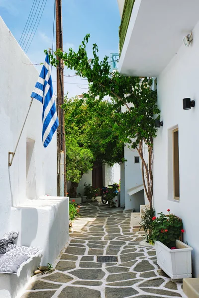 Rua pitoresca da cidade de Naousa na ilha de Paros, Grécia — Fotografia de Stock