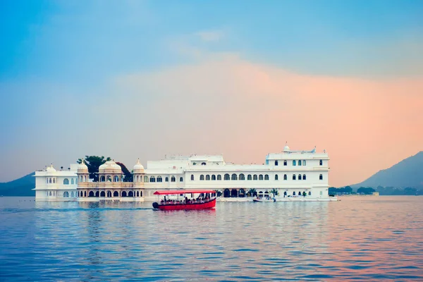 Palats vid sjön Pichola i skymning, Udaipur, Rajasthan, Indien — Stockfoto