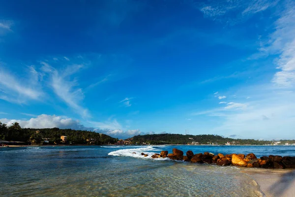 Spiaggia della baia di Mirissa, Sri Lanka — Foto Stock