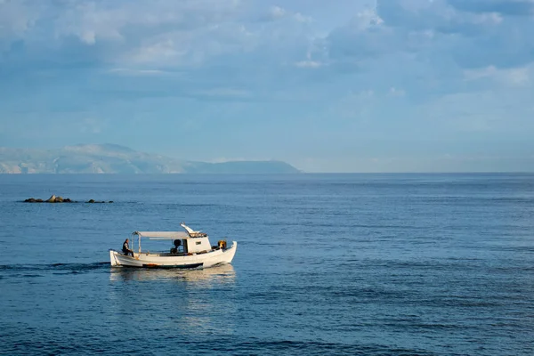 Fishing boat going to sea — Stock Photo, Image