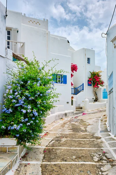 Rua pitoresca da cidade de Naousa na ilha de Paros, Grécia — Fotografia de Stock