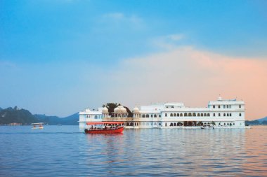 Pichola Gölü 'ndeki Lake Palace Sarayı Alacakaranlık, Udaipur, Rajasthan, Hindistan