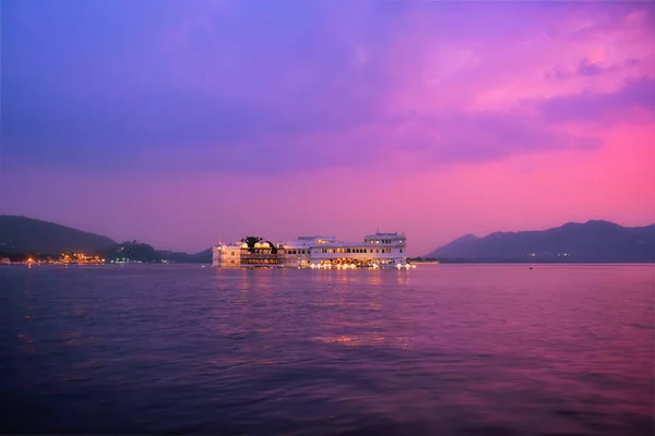 Palacio del Lago Palacio en el Lago Pichola en el crepúsculo, Udaipur, Rajastán, India — Foto de Stock