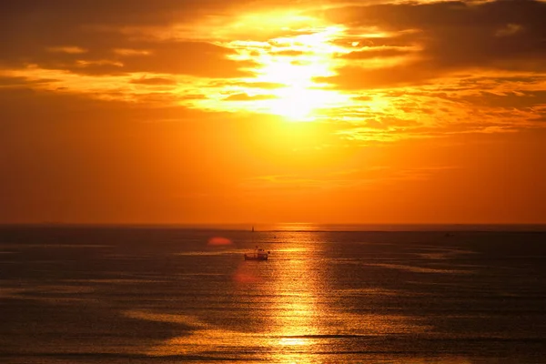 Puesta de sol de mar con barcos — Foto de Stock