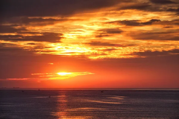 Zee zonsondergang met boten — Stockfoto