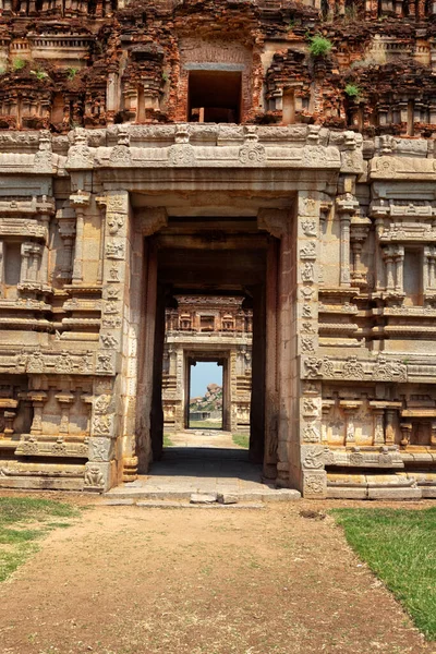 Cancello in gopuram. Rovine a Hampi, Karnataka, India — Foto Stock