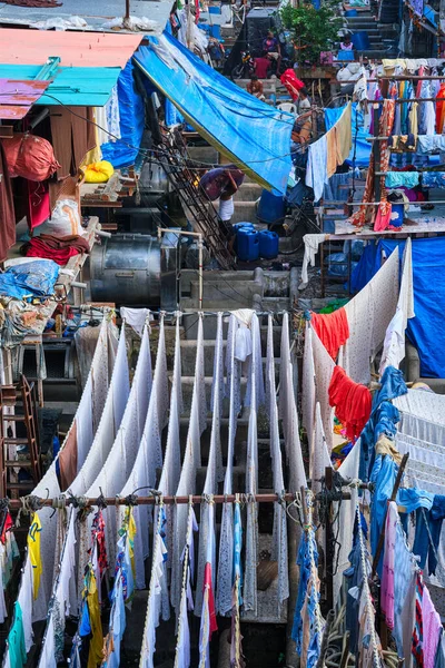 Dhobi Ghat est un lavoir de laverie en plein air à Mumbai, Inde avec séchage à la lessive sur cordes — Photo
