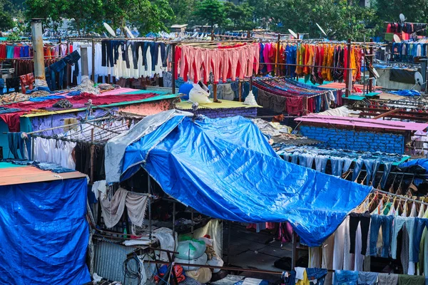 Dhobi Ghat（英语：Dhobi Ghat）是印度孟买的一家露天洗衣店，洗衣用绳子烘干 — 图库照片
