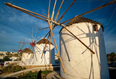 Gündoğumunda Mikonos adasında geleneksel Yunan yel değirmenleri, Kiklad, Yunanistan