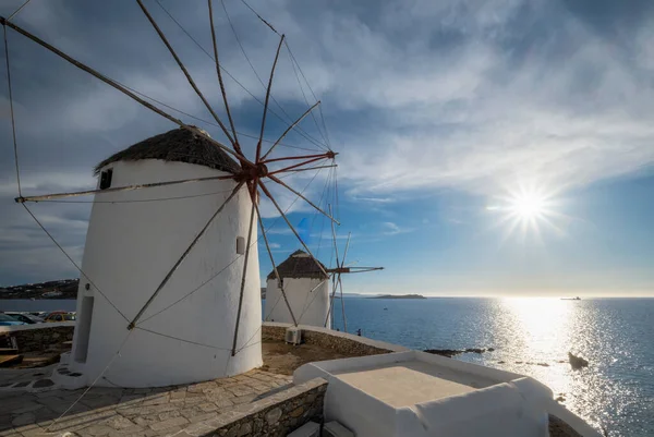 Traditionele Griekse windmolens op Mykonos eiland bij zonsopgang, Cycladen, Griekenland — Stockfoto