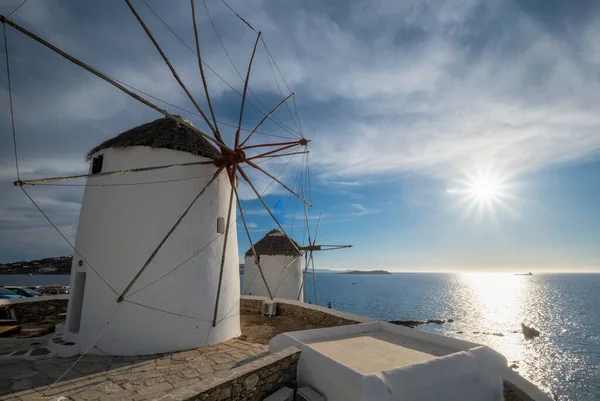 Hagyományos görög szélmalmok Mykonos szigetén napkeltekor, Kerékpárok, Görögország Stock Kép