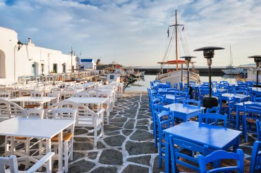 Yunanistan 'ın Paros Adası' ndaki Naousa şehir caddesi