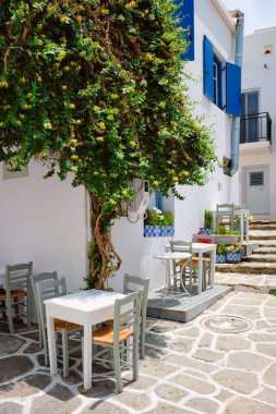 Yunanistan 'ın Paros Adası' ndaki Naousa şehir caddesi