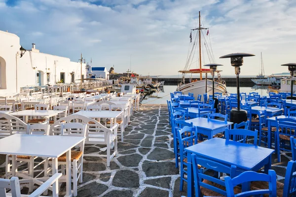 Yunanistan 'ın Paros Adası' ndaki Naousa şehir caddesi