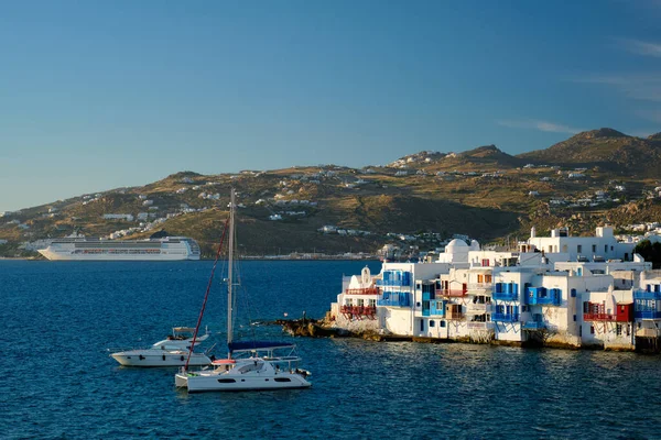 Naplemente Mykonoson, Görögországban, sétahajóval és jachtokkal a kikötőben — Stock Fotó