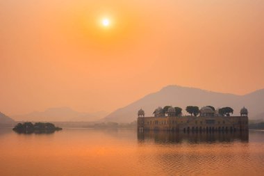 Jaipur 'da Jal Mahal Su Sarayı' nda sakin bir sabah. Rajasthan, Hindistan