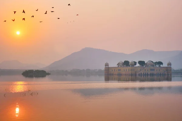 Mañana tranquila en el palacio de agua de Jal Mahal al amanecer en Jaipur. Rajastán, India —  Fotos de Stock