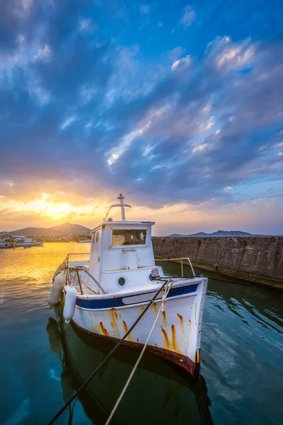 На заході сонця старий рибальський човен у порту міста Науса. Paros lsland, Greece — стокове фото