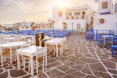 Yunanistan 'ın Paros Adası' ndaki Naousa şehir caddesi
