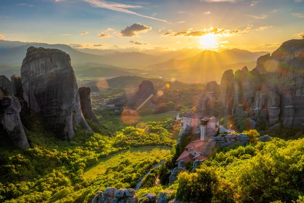 Meteora manastırlarının üzerinde gün batımı — Stok fotoğraf