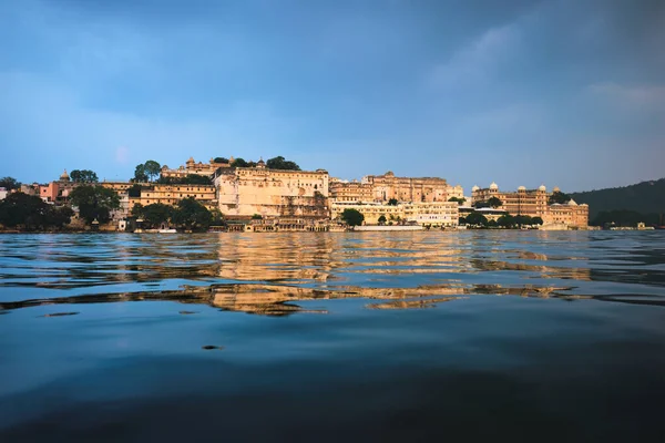 Udaipur City Palace bei Sonnenuntergang. Udaipur, Indien — Stockfoto