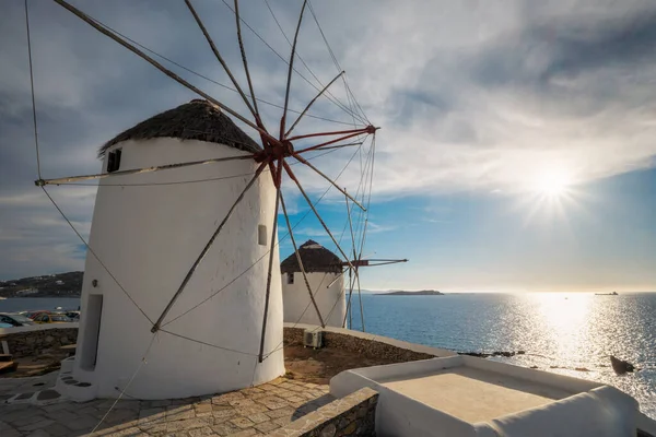 Molinos de viento griegos tradicionales en la isla de Mykonos al amanecer, Cícladas, Grecia Imagen De Stock