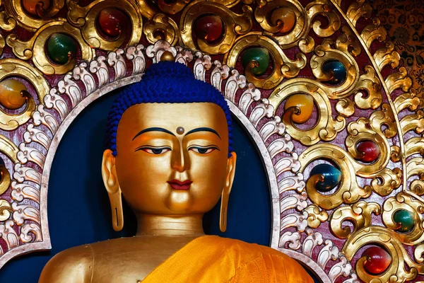 Статуя Будды Сакьямуни в буддийском храме — стоковое фото