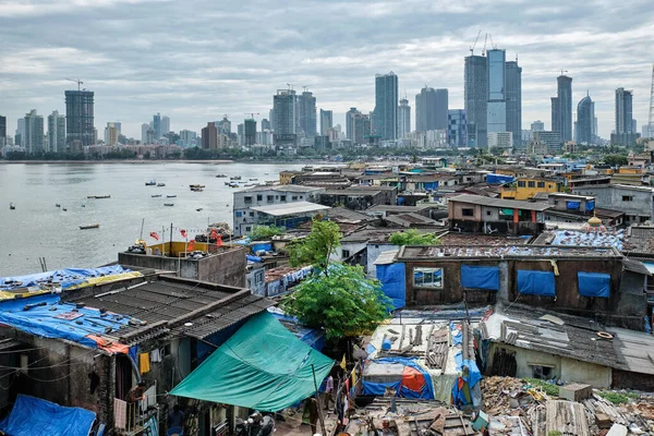 曼谷郊区贫民窟上空的孟买天际线景观 — 图库照片