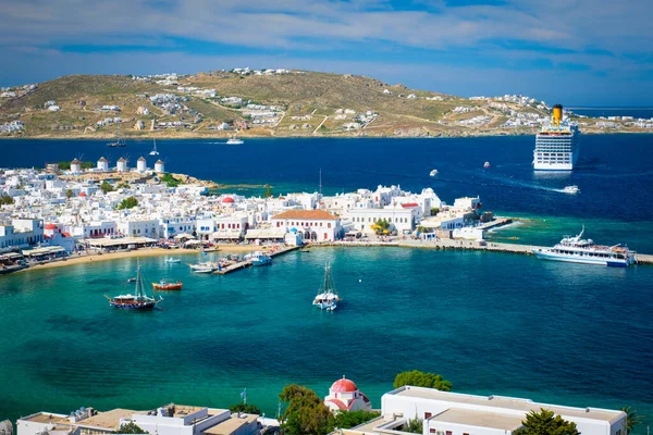 Tekneleri, Cyclades adaları ve Yunanistan 'daki Mykonos Adası limanı — Stok fotoğraf