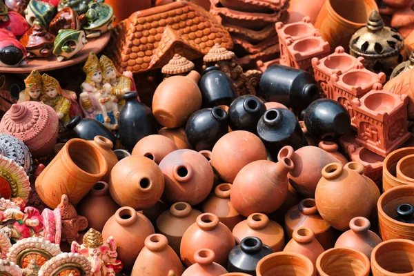 Street market exhibition of handmade pots, ceramic products, souvenirs. Udaipur, Rajasthan, India — Stock Photo, Image
